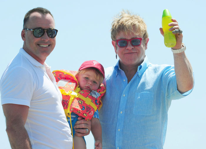 Elton John e David Furnish se divertem em St. Tropez com o filho Zachary