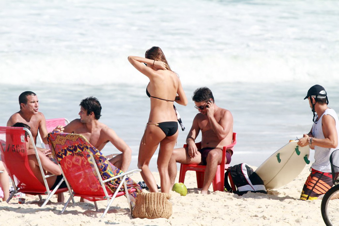  Paulinho Vilhena leva tombo no mar da Barra da Tijuca