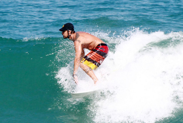  Paulinho Vilhena leva tombo no mar da Barra da Tijuca