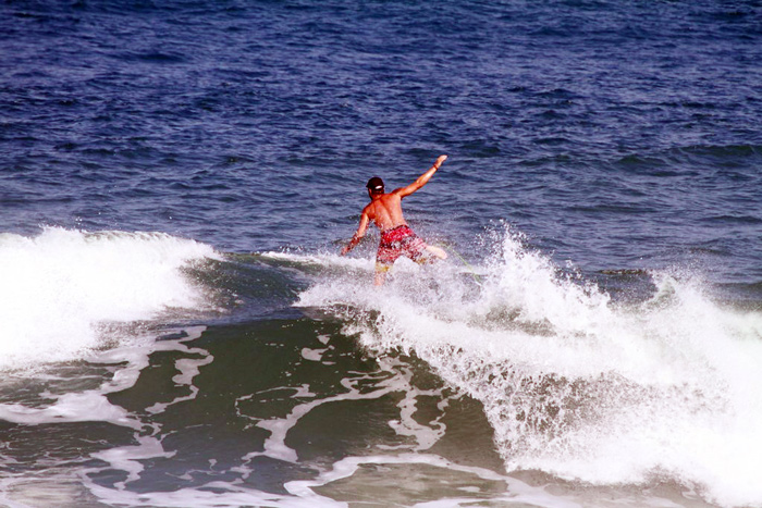  Paulinho Vilhena leva tombo no mar da Barra da Tijuca