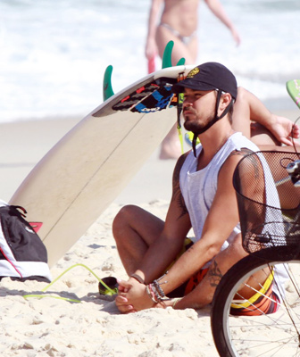  Paulinho Vilhena leva tombo no mar da Barra da Tijuca