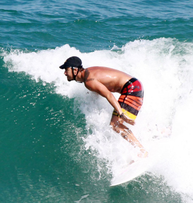  Paulinho Vilhena leva tombo no mar da Barra da Tijuca