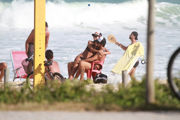 Paulinho Vilhena leva tombo no mar da Barra da Tijuca