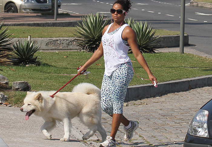 Adriana Bombom leva o cachorro para passear