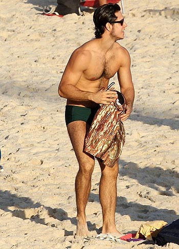 Emiliano D’Ávila desfila de sunguinha pela praia