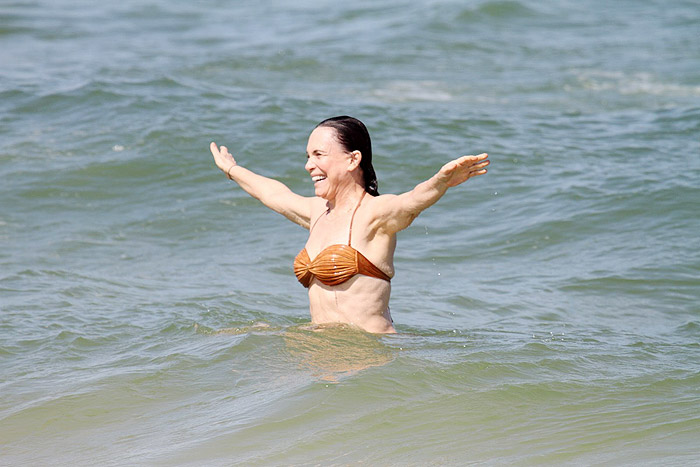 A atriz tomou um banho relaxante na praia da Barra