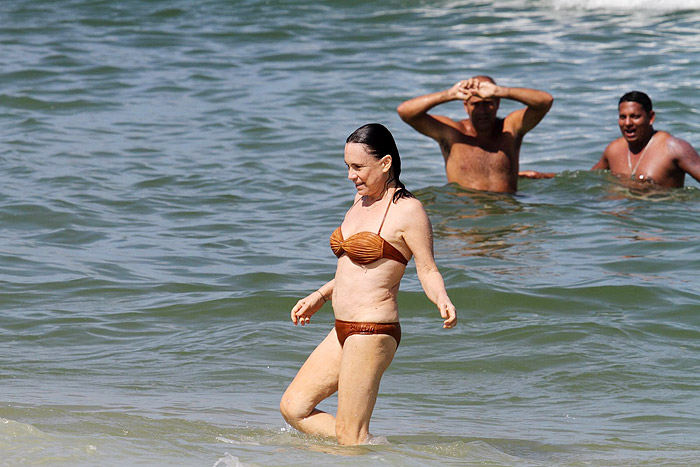 Regina Duarte se diverte na praia da Barra, Rio