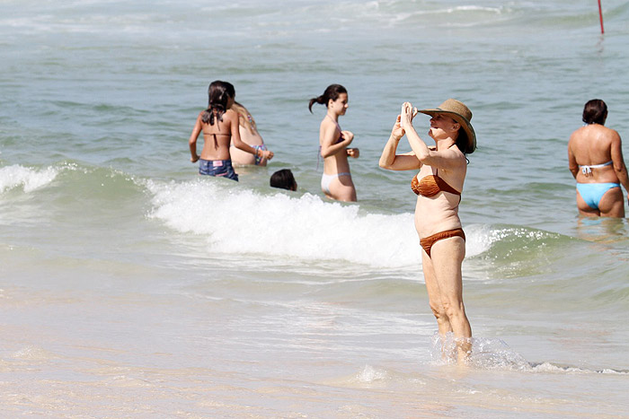 Regina Duarte se diverte na praia da Barra, Rio