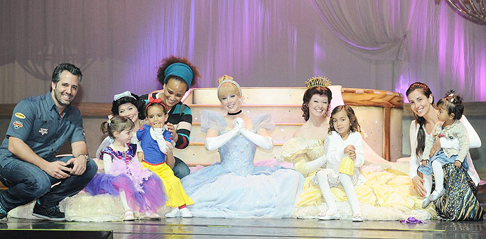 As filhas das famosas posam com as princesas da Disney