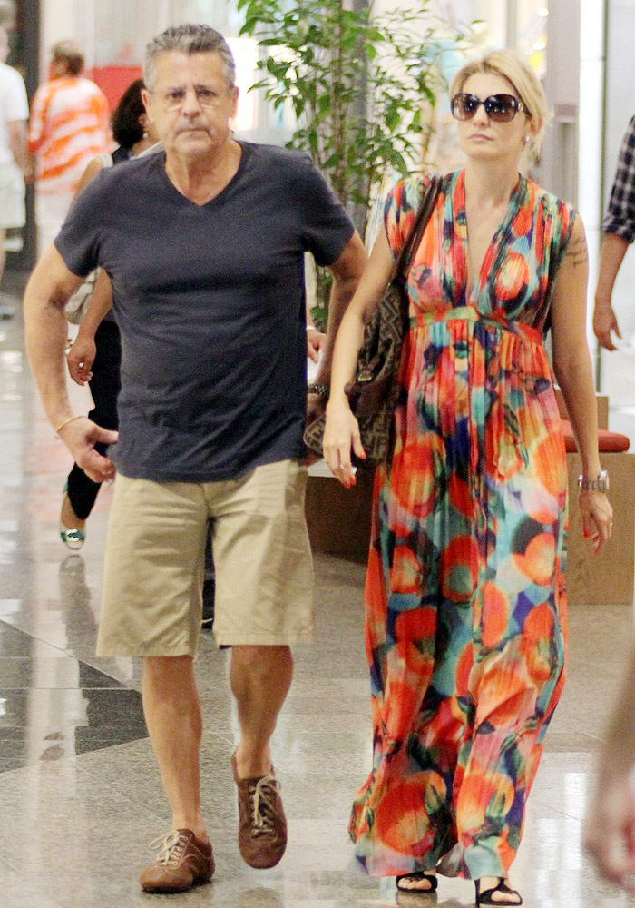 Marcos Paulo e Antonia Fontenelle passeiam no shopping