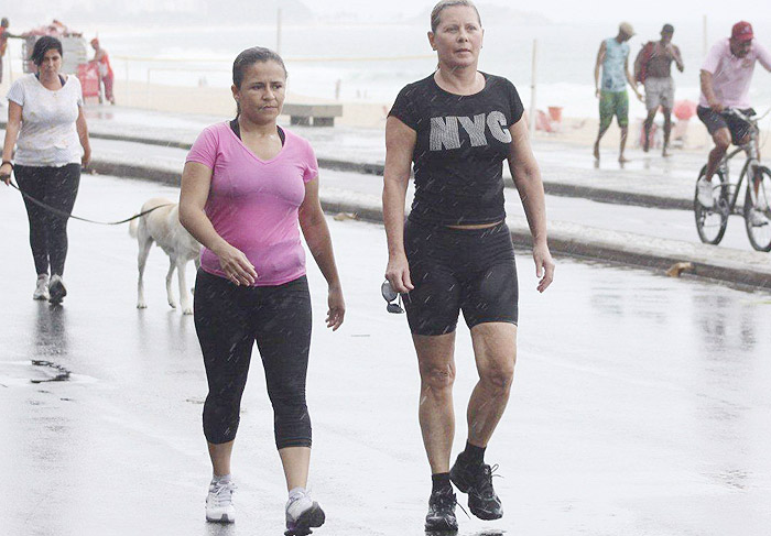 Mesmo debaixo de chuva, Vera Fischer caminha com amiga