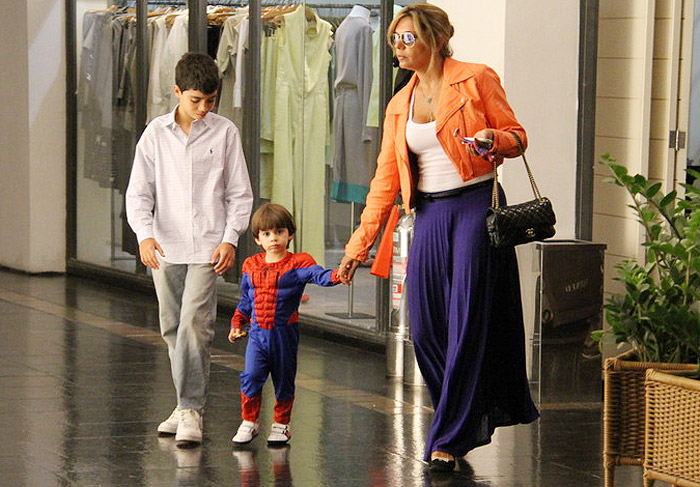 Miryan Martin leva os filhos a shopping no Rio