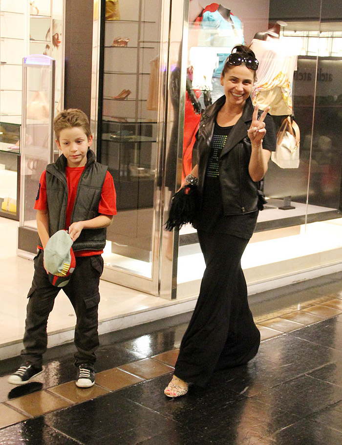 Giovanna Antonelli passeia com o filho e o marido no Rio