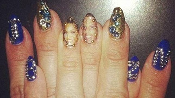 Beyoncé coloca foto sua e de seu marido nas unhas