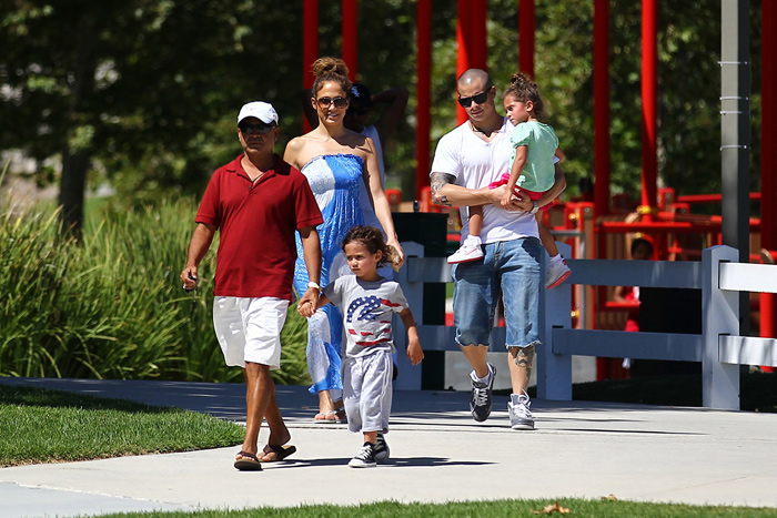  Jennifer Lopez aproveita dia no parque ao lado dos filhos