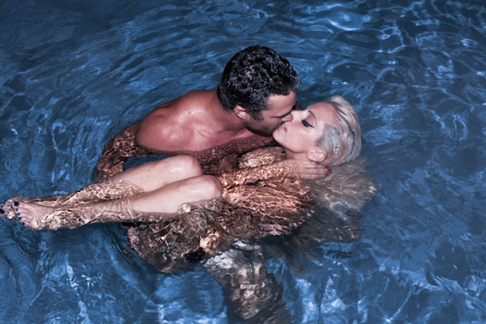 Lady Gaga brinca de sereia com namorado lobisonem na piscina
