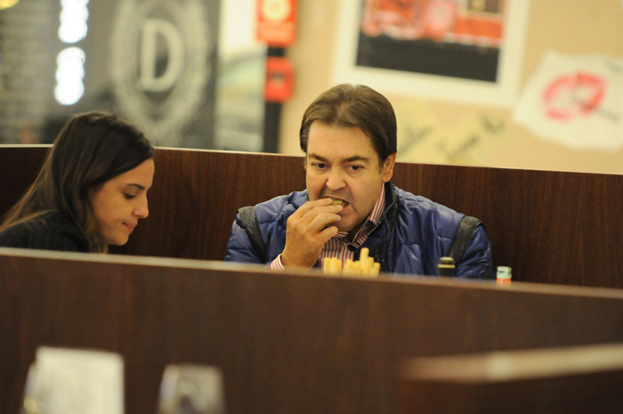 Fausto Silva janta com a esposa em shopping de São Paulo