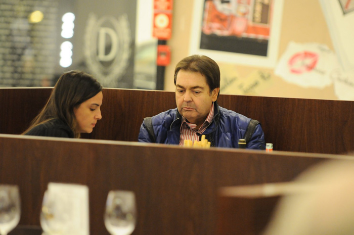 Fausto Silva janta com a esposa em shopping de São Paulo