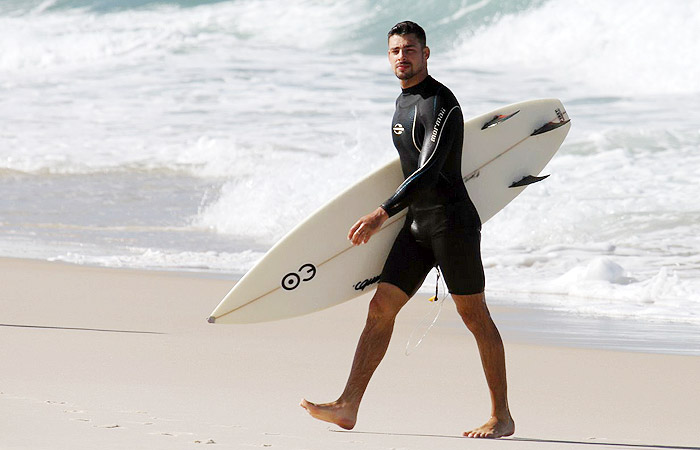 Cauã Reymond é rodeado por fãs em dia de surfe