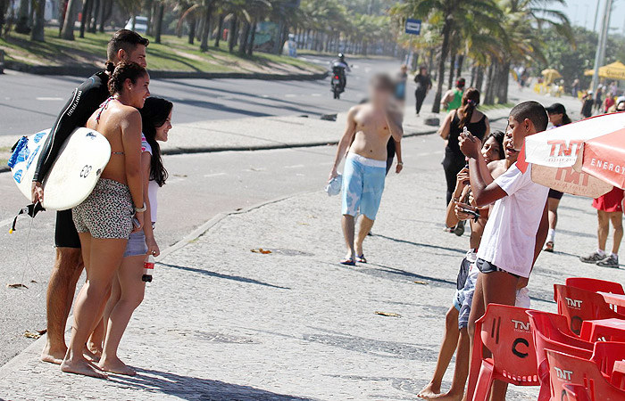 Cauã Reymond é rodeado por fãs em dia de surfe