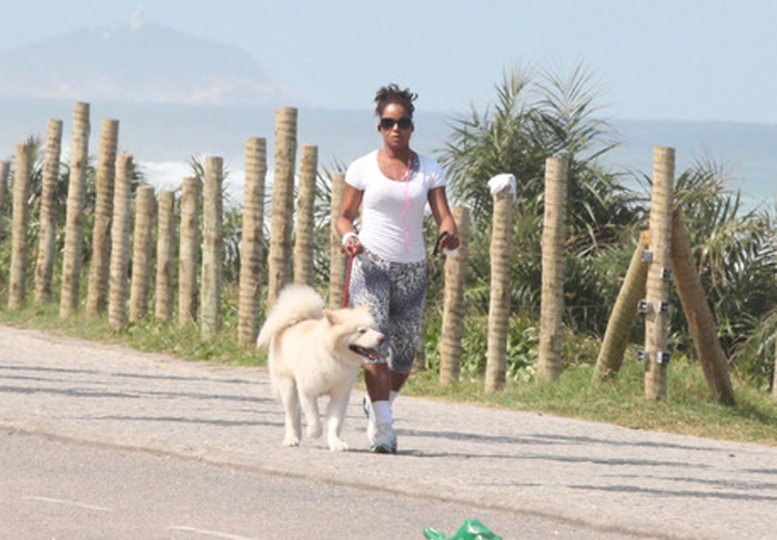 Adriana Bombom curte paisagem da Barra com seu cachorro