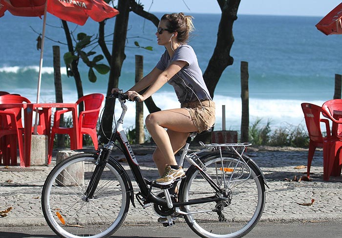 Juliana Didone arrisca pedalar sem as mãos no guidom