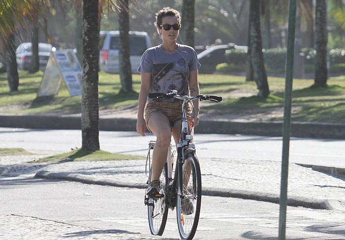 Juliana Didone arrisca pedalar sem as mãos no guidom