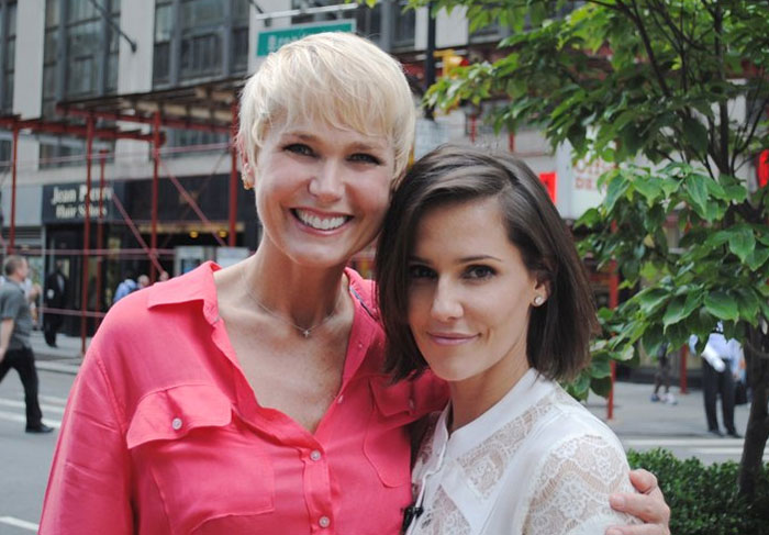 Xuxa e Deborah Secco dão um trato no cabelo em Nova York