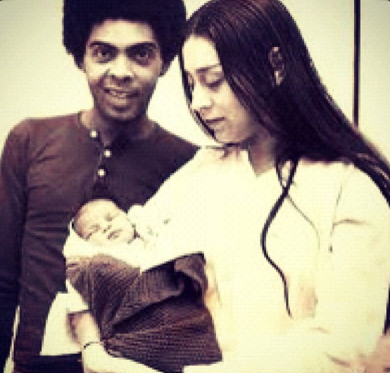 Preta Gil posta foto de recém-nascida com os pais no dia de seu aniversário