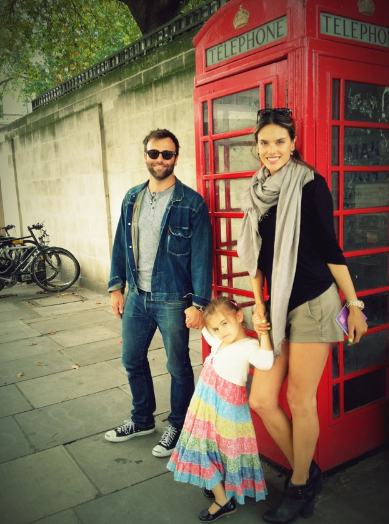 Alessandra Ambrosio mostra foto com a família em Londres