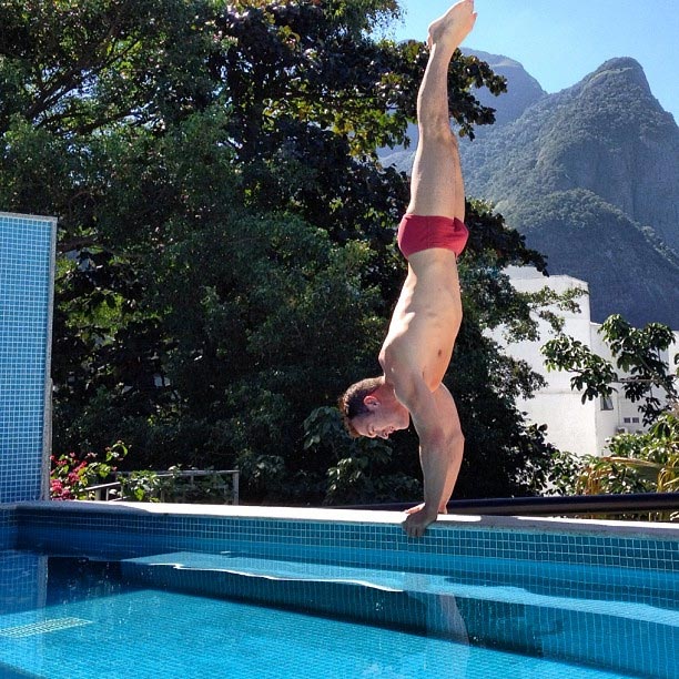 Diego Hypolito volta ao Brasil e se diverte à beira da piscina