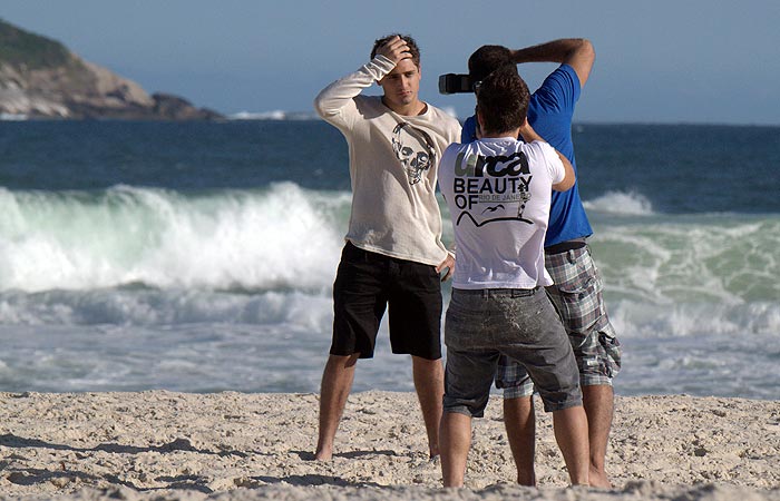 Daniel Rocha esbanja charme em ensaio fotográfico na praia