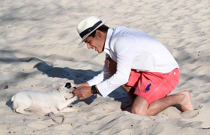 Daniel Rocha esbanja charme em ensaio fotográfico na praia