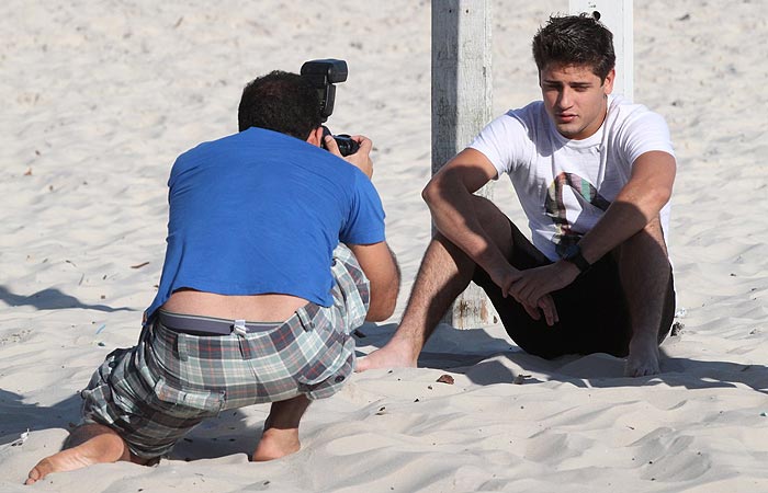 Daniel Rocha esbanja charme em ensaio fotográfico na praia