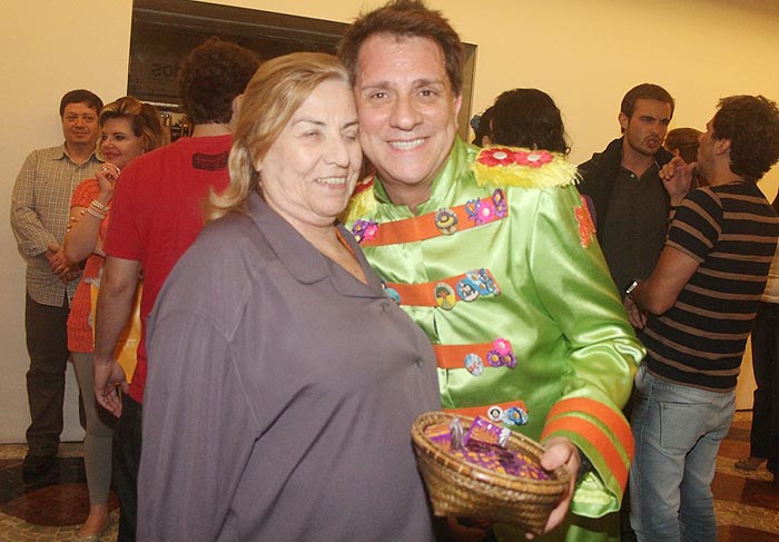 Stella Miranda e Luiz Salém recebem famosos no teatro