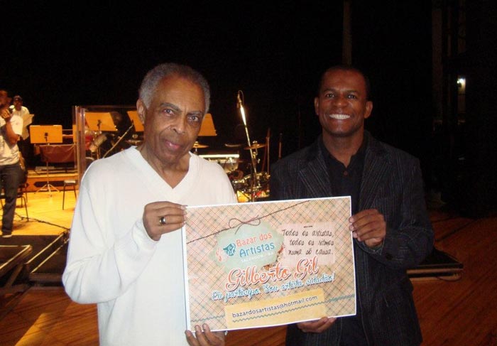 Gilberto Gil doa peça de roupa para leilão beneficente em Salvador