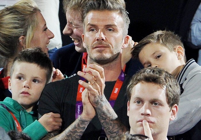 David Beckham paparica Cruz durante jogo das Olimpíadas