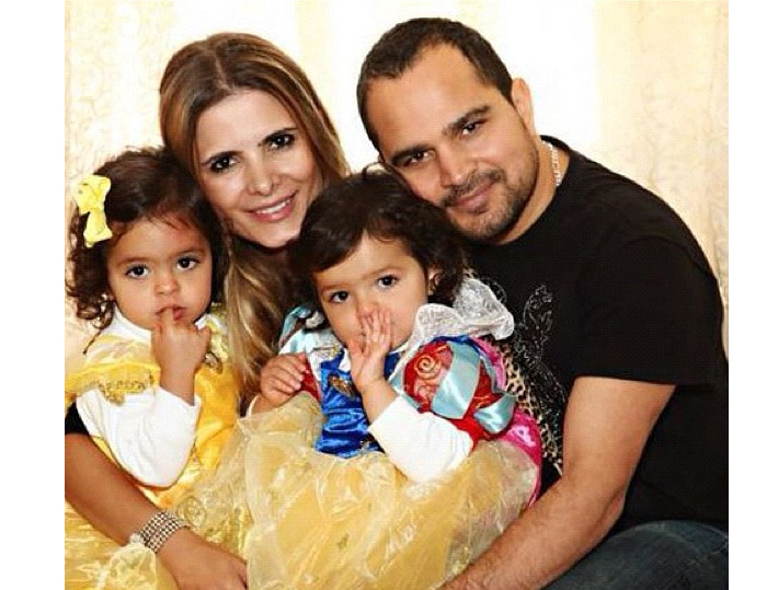 Luciano Camargo se despede família que vai viajar