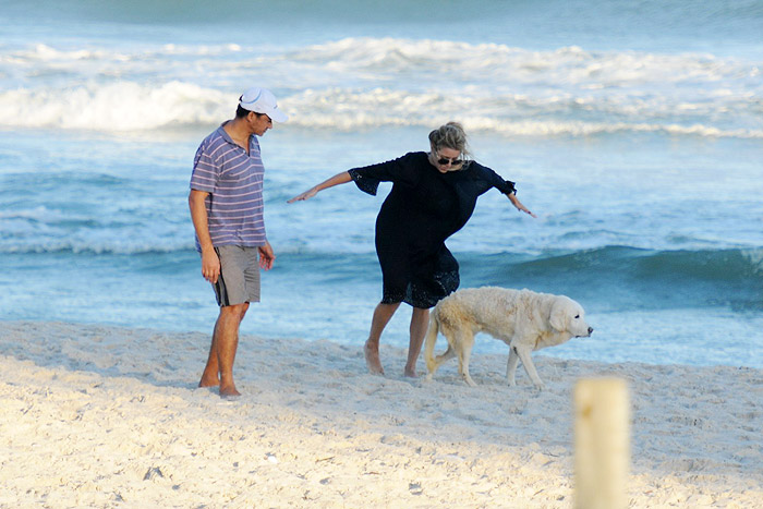 Christine Fernandes passeia com seu cachorro na praia