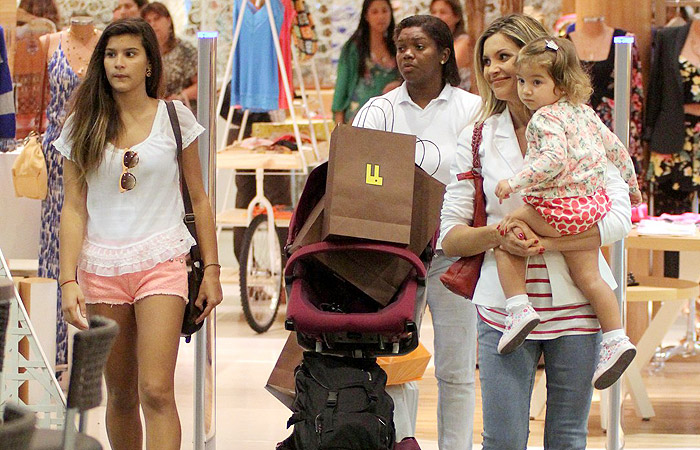 Flávia Alessandra sai com as filhas para dia de compras no shopping