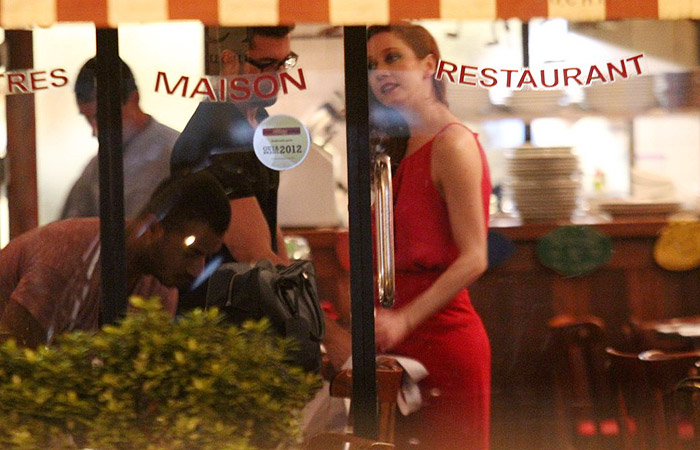 Camila Morgado vai a restaurante do chef Claude Troisgros