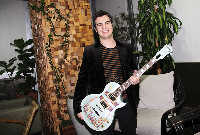 Ronnie Von ganha guitarra de presente do filho Léo Von