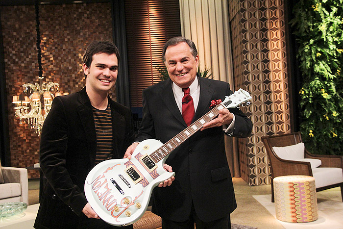 Ronnie Von ganha guitarra de presente do filho Léo Von