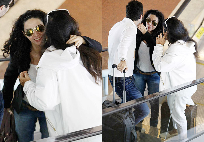 Claudia Ohana e Regina Casé se encontram em aeroporto no Rio
