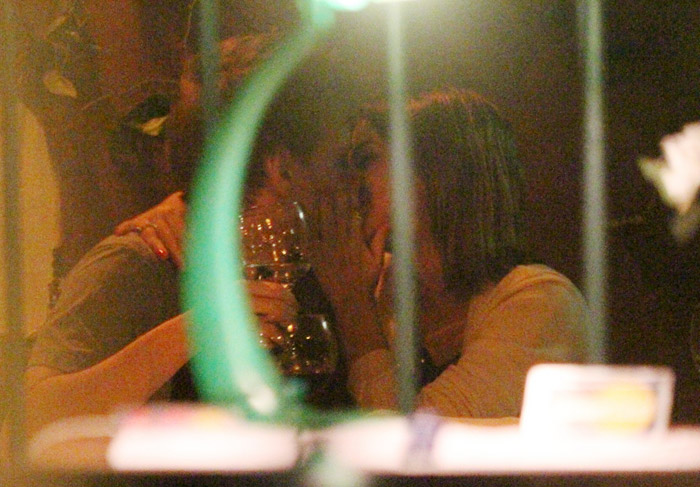 Michel Teló e Thaís Fersoza finalmente trocam beijos em público