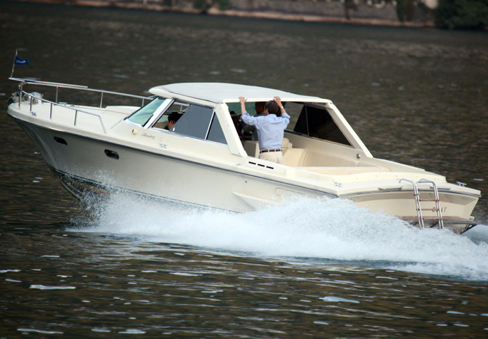 George Clooney e Stacy Keibler passeiam de barco pelo Lago de Como