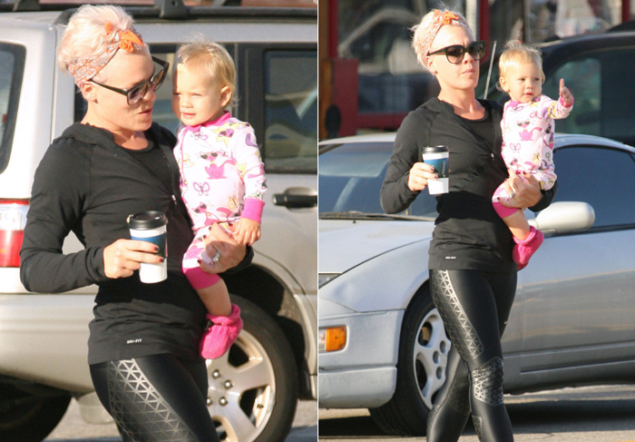Pink passeia com a filha em Los Angeles