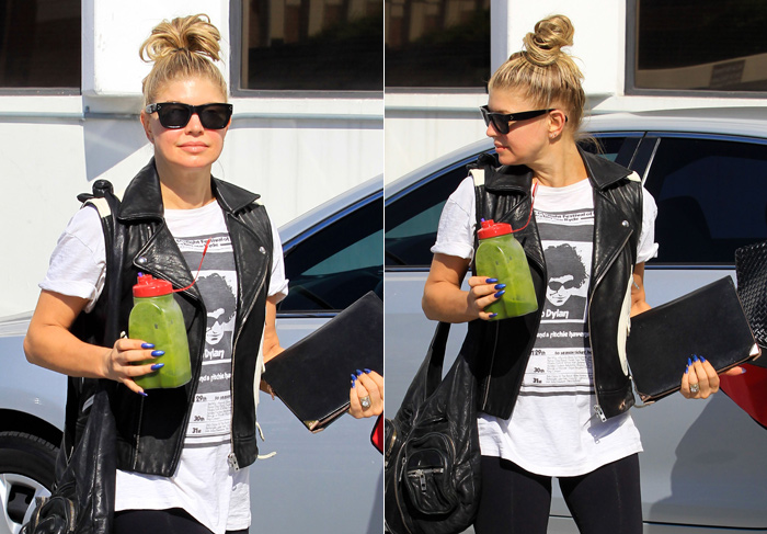 Fergie toma suco verde após sair da academia