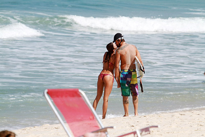 Paulinho Vilhena e Thaila Ayala relaxam na praia
