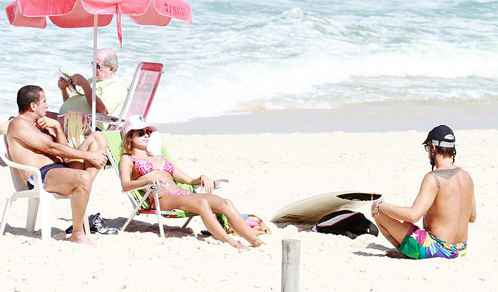 Paulinho Vilhena e Thaila Ayala relaxam na praia